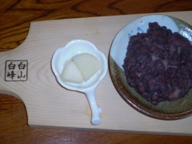 大きなぼた餅と漬物_雪だるまカフェ