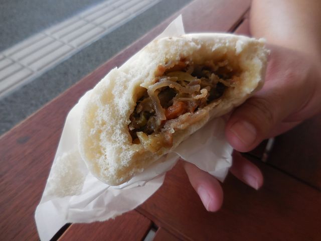 具だくさんです。_飛騨牛まん本舗