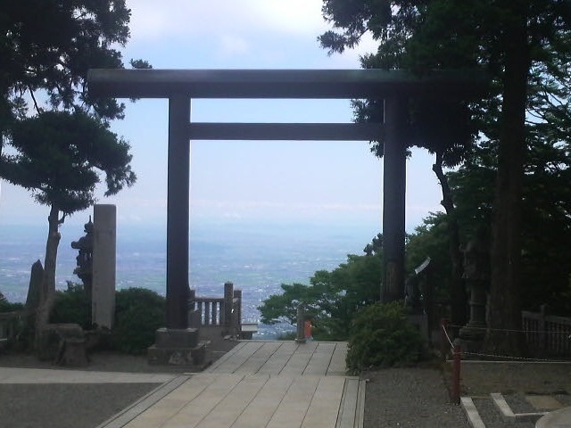 鳥居の中に江ノ島がみえます_大山阿夫利神社