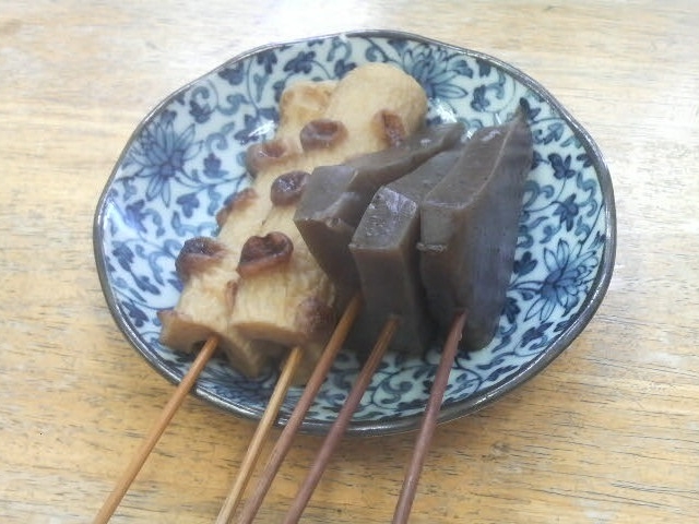一味をかけて食べるおでんがウマい!_さくらや