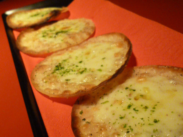 餃子の皮のチーズせんべい_居酒屋 ぼーの Buono
