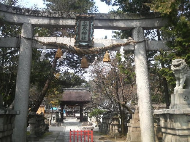 旧東海道に面して建つ立木神社の鳥居_県内最古の道標(立木神社境内)