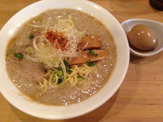 ラーメンと煮卵_麺屋 極鶏