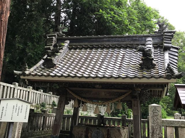 手を清める場所も彫刻が綺麗です_有明山神社