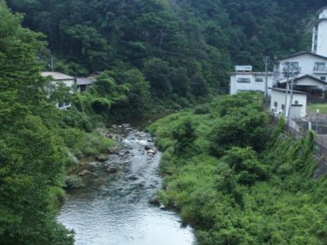 摺上川沿いの温泉街_穴原温泉