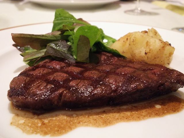 コース料理の牛フィレ肉のステーキ・赤ワインソース_ふくろふ森