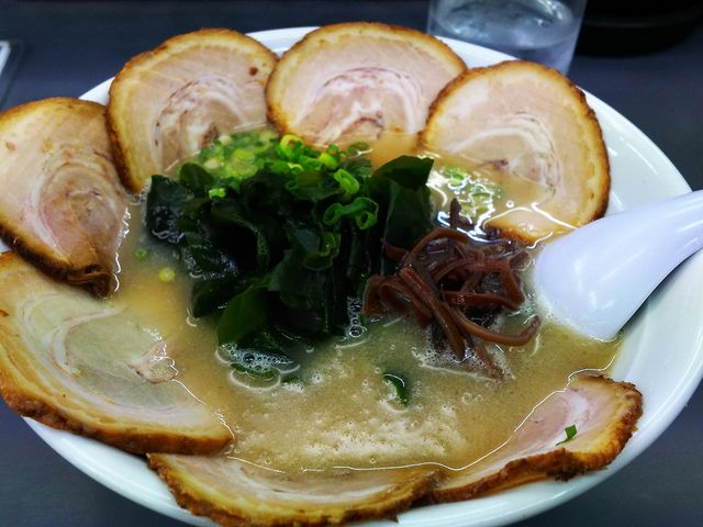 チャーシューらーめん+わかめトッピング_博多一番
