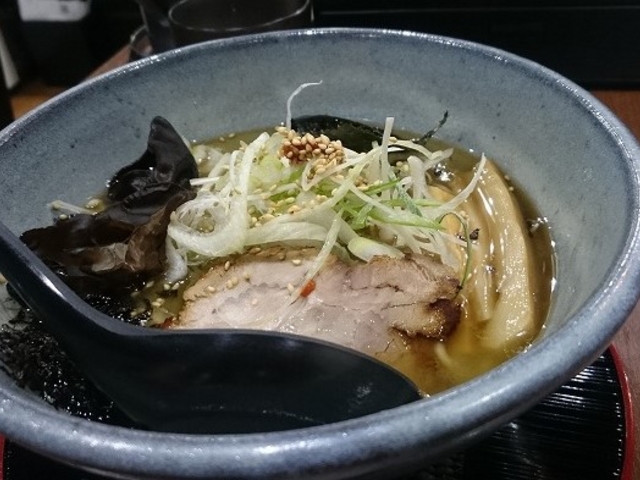 焦がしラードの薫りが香ばしいラーメン
_鷹の爪 新宿店