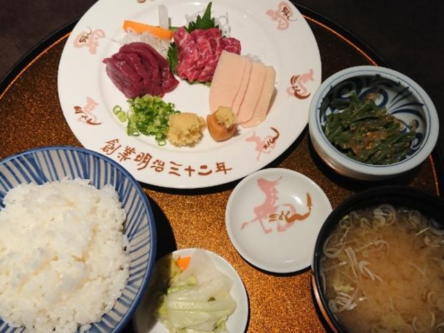馬刺三種盛ランチ 2200円_新三よし