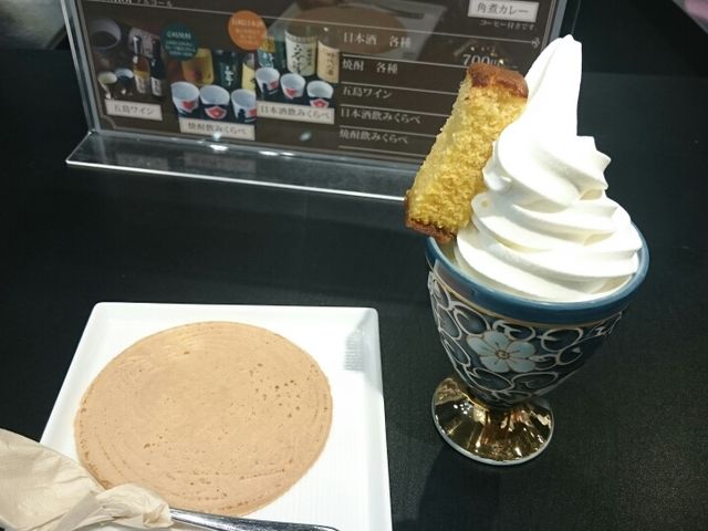 軽飲食コーナーでソフトクリーム。カステラがついている。_日本橋長崎館