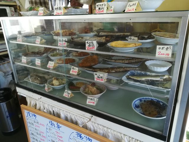 おかず(この他に頼むと調理してくれる魚介類もありました)_うずしお食堂