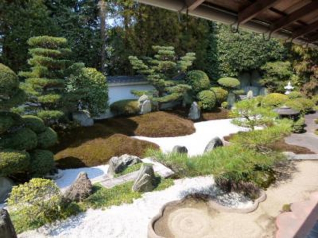 箱庭のような美しさです_霊雲院