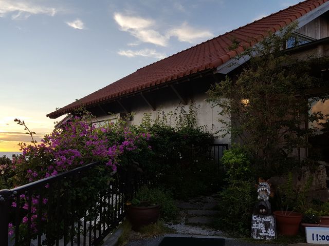 南国の花で溢れたエントランス_土花土花