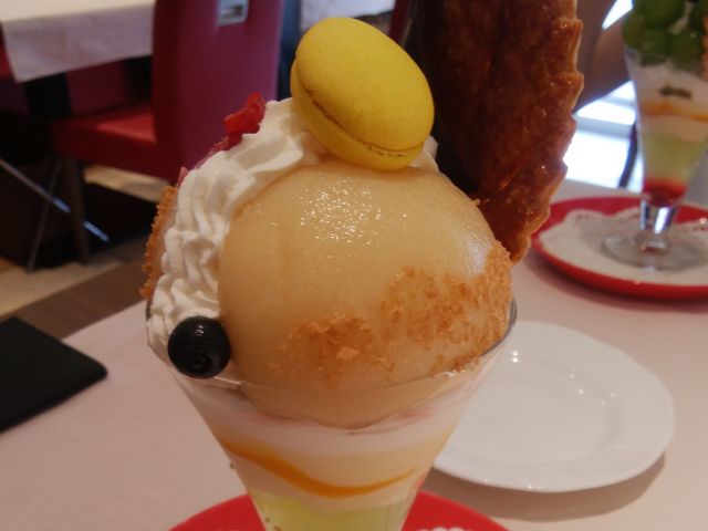 桃をしっかり使ったパフェ_ウルバーノ