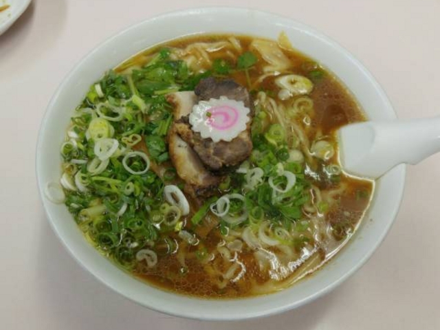 ワンタンメンにネギをトッピング。大振りな餃子ワンタンがゴロゴロ入っています_国味ラーメン