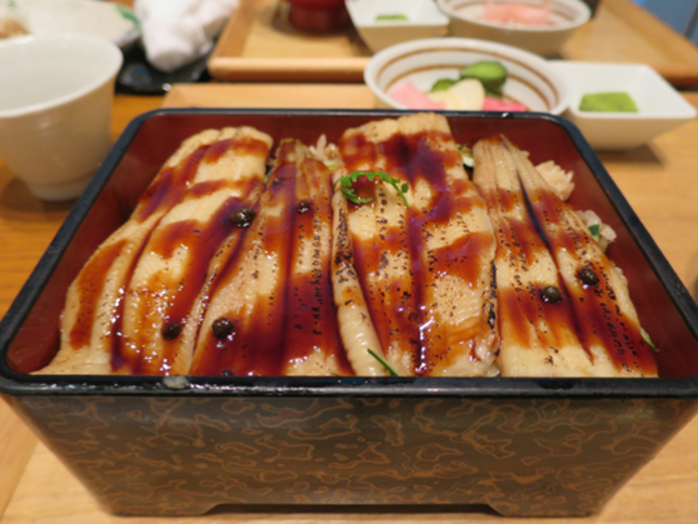 やわらか穴子の羽田重(お吸い物、おしんこ、デザート付、税抜1650円)。おいしいです!_おぐ羅・羽田国際空港店