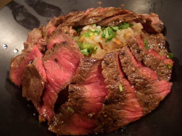 どうだ!このお姿!_国産牛ステーキ丼専門店 佰食屋