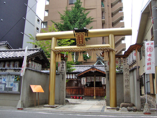 黄金色の鳥居_御金神社