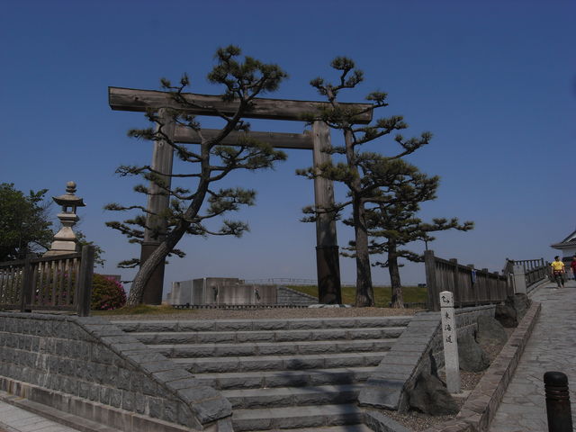 松も植えられ東海道らしい_七里の渡し