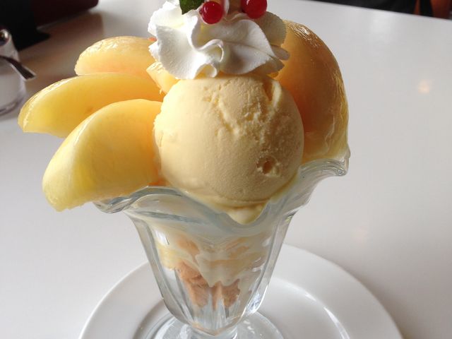 美味しい桃パフェ_フルーツショップセリーヌ