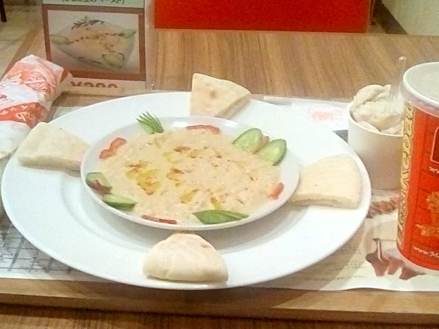 左からロールケバブ、フムス(ひよこ豆のペースト)、トルコアイスのミディアムカップ_Mega Kebab 大須3号店