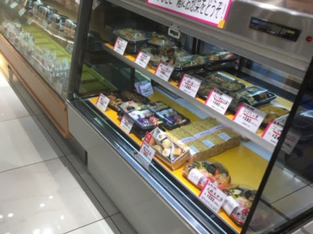 お弁当も扱っています。_おむすび専科 テラスモール湘南店