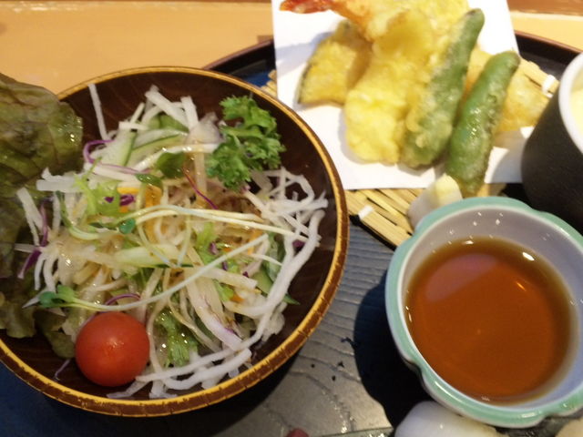 お味噌汁・サラダ・天ぷら・茶わん蒸し付き_うまい鮨勘 銀座本店
