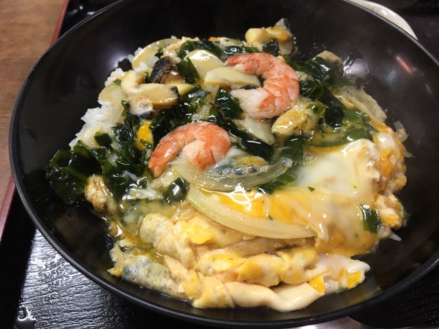 サザエ丼アップ。エビも入ってました。_中西食堂