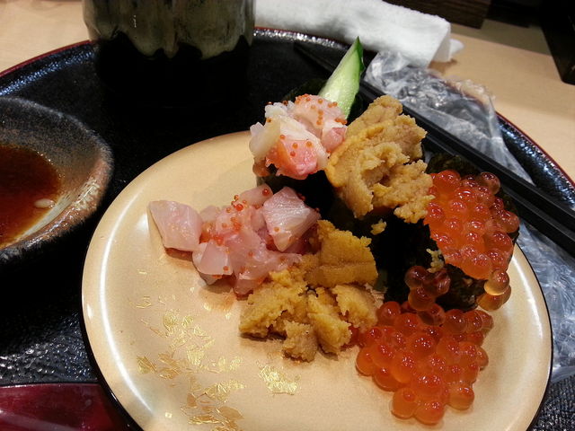 こぼれてます_回転寿し本陣DINING