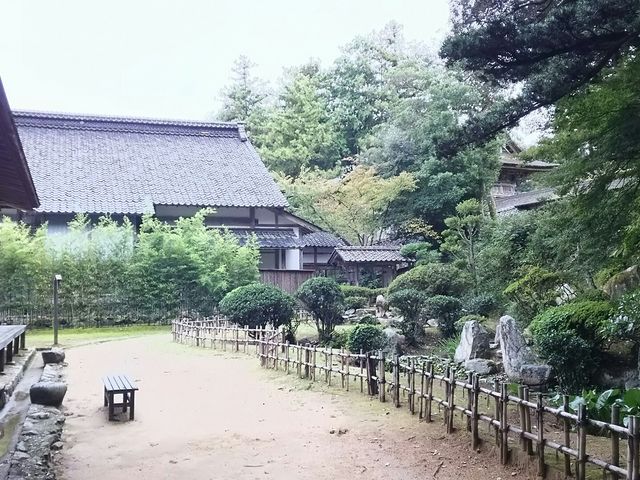 左側が書院、右側が庭園です。_妙成寺庭園