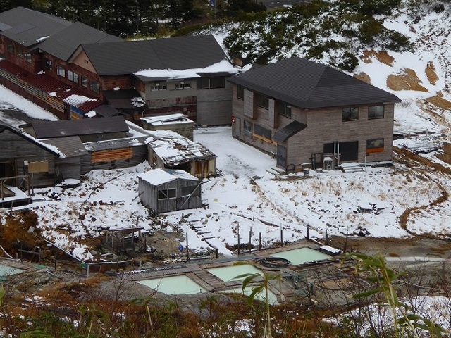 岩手県・八幡平・冬季閉鎖期間の藤七温泉・彩雲荘(上部路上より)_藤七温泉彩雲荘
