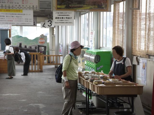店頭付近の様子_やり田 小湊鉄道五井駅販売所