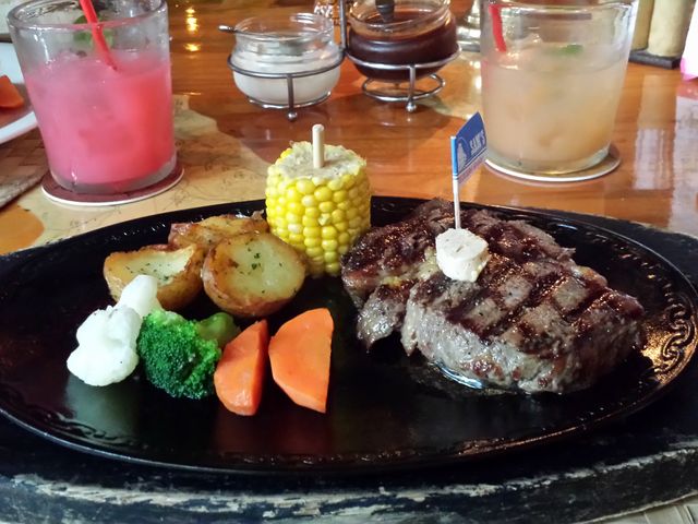 シンプルなステーキセット_サムズ カフェ