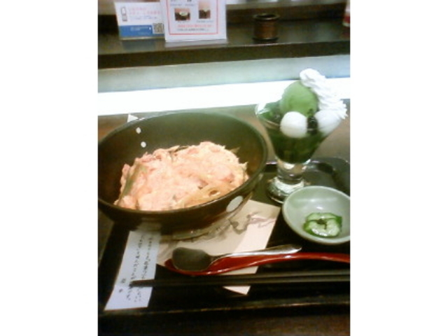 親子丼(1080円)+ミニ抹茶パフェ(442円)=1522円_イオリカフェ