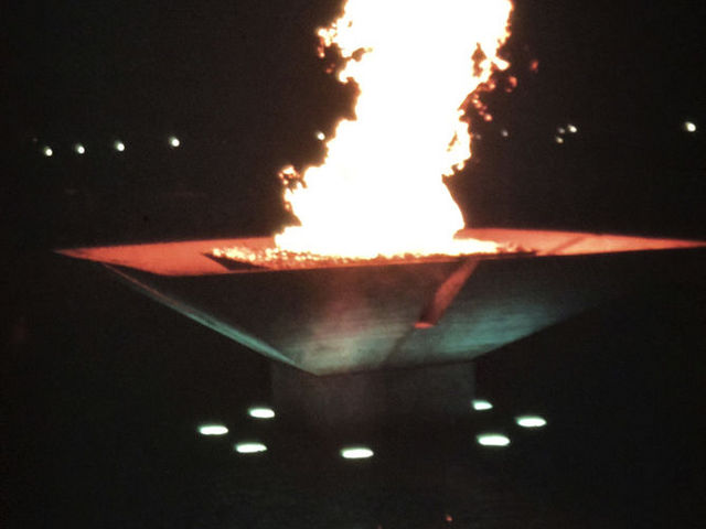 1964年の聖火が勢いよく燃える_駒沢オリンピック公園