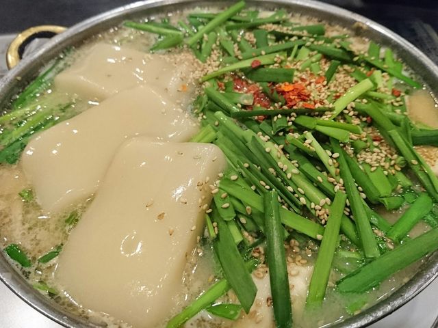餅はトッピング_牛もつ鍋 おおいし 住吉店