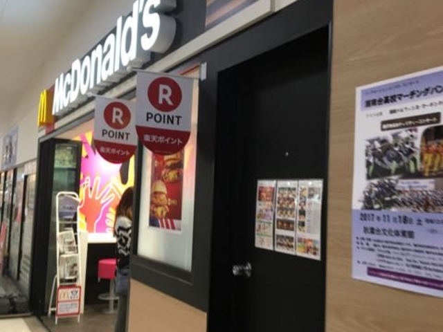 フードコートも隣接しているので広々しています_マクドナルド湘南とうきゅう店