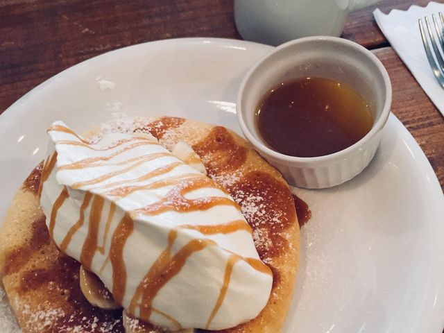 生クリームたっぷりキャラメルバナナ_「Cafe&Pantry 松之助」 京都本店