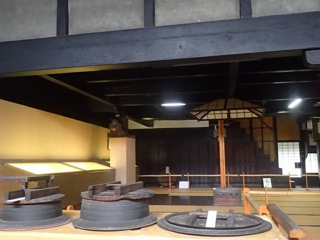 台所の照明は床置きではなく上に_角屋もてなしの文化美術館