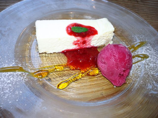 デザートのレアチーズケーキも絶品_トラットリアノラ・クチーナ