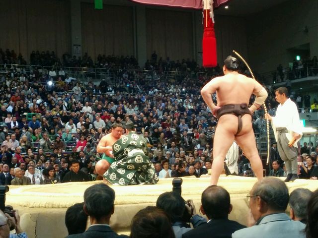 負けを認めず土俵から降りない横綱_福岡国際センター