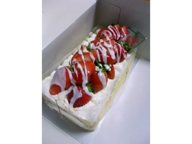 いちごロールケーキ_オカモト・シェ・ダムール 小浜店