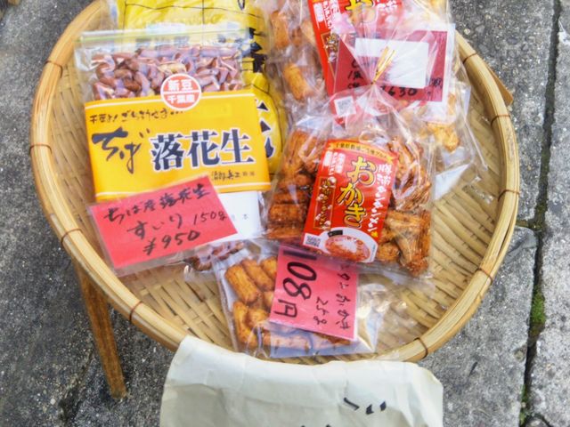 『ご当地グルメのちば落花生と「勝浦タンタンメンおかき」』。_手焼きせんべい治郎兵エ