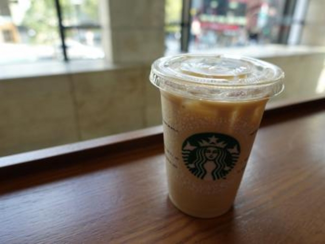 窓の外には赤坂の街が_スターバックスコーヒー赤坂Bizタワー店