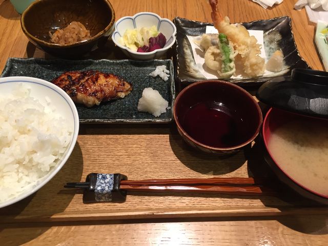銀ダラの西京焼きと天ぷら定食_青ゆず寅 豊洲