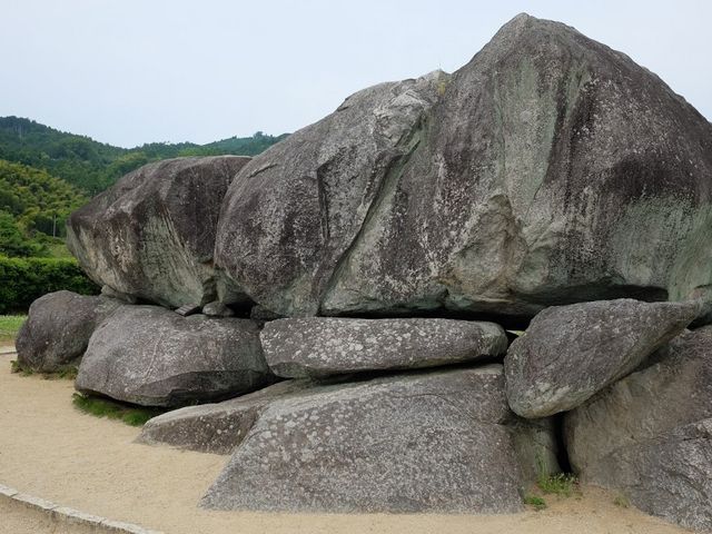この大きな石をどうやって運んだのか、考えが膨らみます_明日香村