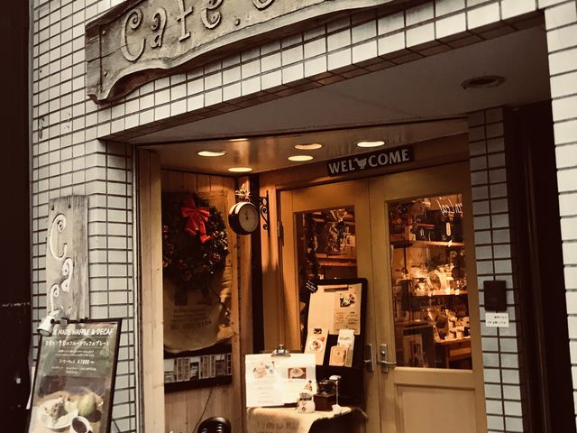【Cafe Sucre】お店の入り口です。木のムードがいいですね。_カフェ シュクレ Cafe Sucre