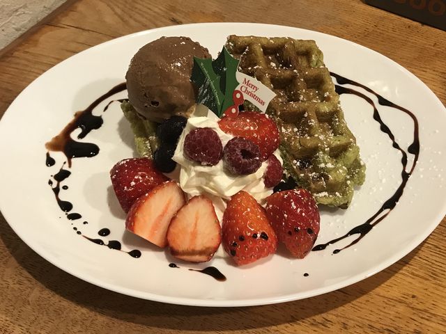 【Cafe Sucre】イチゴのワッフルのプレート。コーヒー付きで1000円。_カフェ シュクレ Cafe Sucre