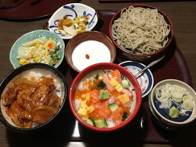 ミニオホーツク丼・十勝丼とそばセット。_一銚渋川店