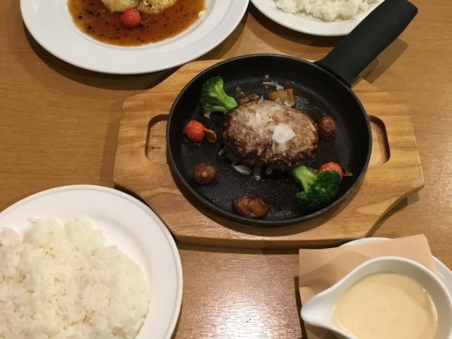 (上)トリュフ・ハンバーグ、(下)ハンバーグ・チーズフォンデュ。_ココス佐久平駅東店